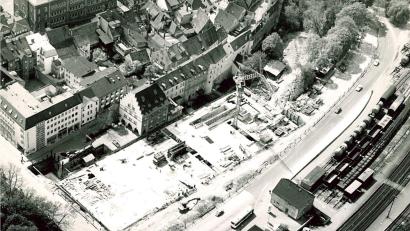 Luftbild: Werner Lischka
Es ist nicht besonders schwer zu erraten, doch einfach interessant. Wo fliegt unser Fotograf Werner Liscka im Jahr 1973 umher?