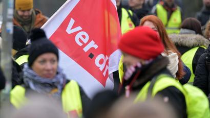 Bild: Michael Bahlo/dpa
Von den Verhandlungen sind insgesamt rund 2,2 Millionen Beschäftigte betroffen.