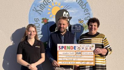Bild: Lars Hoffmann
Eine Spende von 1500 Euro für Ninos Freunde überreichten Arados-Geschäftsführer Stefan Lindner und Mitarbeiterin Natalie Hartmann (links) an Vereinsvorsitzende Karin Borchers.