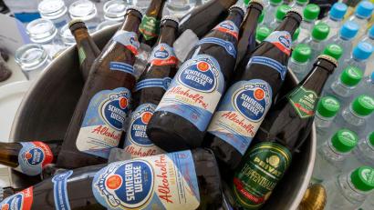 Bild: Peter Kneffel/dpa
Schneider Weisse - hier Flaschen ihres alkoholfreien Produkts - übernimmt Weltenburger und Bischofshof. (Archivbild)