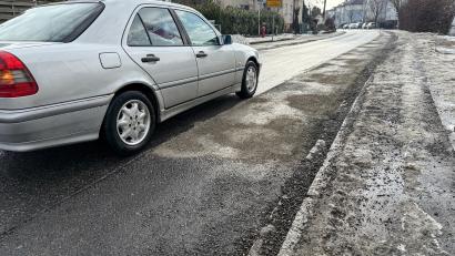 Bild: Petra Hartl
Die kaputte Amberger Straße in Kümmersbruck. Im Februar soll es dort mit der Verlegung von Kabeln weitergehen.