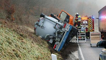 Bild: Ralf Hettler/dpa
Der Lastwagen hatte Blutwasser geladen.