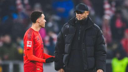 Bild: Tom Weller/dpa
Bald darf er wieder spielen: Musiala (l) im Gespräch mit Trainer Kompany. (Archivbild)