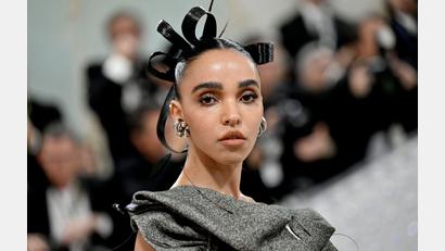 Bild: Evan Agostini/Invision/AP/dpa
Die Musikerin FKA Twigs wird mit dem renommierten Aenne-Burda-Award geehrt. (Archivbild)