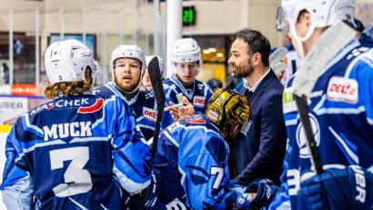 Bild: Tobias Neubert
Trainer Sebastian Buchwieser (Zweiter von rechts) ist optimistisch, dass die Negativserie seiner Blue Devils Weiden schon im dritten Oberpfalz-Derby am Freitagabend gegen die Eisbären Regensburg endet.