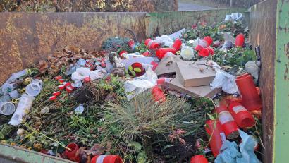 Bild: wel
Die mangelnde Mülltrennung am Friedhof in Teunz war Thema der Bürgerversammlung im Herbst. Mit dem entsprechenden Antrag hat sich nun der Gemeinderat befasst.