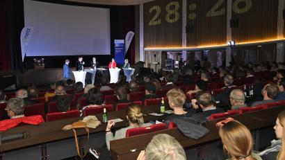 Archivbild: Petra Hartl
Am Donnerstag, 5. Februar, um 19 Uhr diskutieren wir im Amberger Ring-Theater mit den Kandidatinnen und Kandidaten, die Oberbürgermeister von Amberg werden wollen. Eine solche Podiumsdiskussion hatte es auch bereits vor der letzten Kommunalwahl 2020 im Ring-Theater (Bild) gegeben.