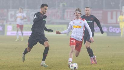 Bild: Sascha Janne
Neuzugang John Posselt (Mitte) und der SSV Jahn verloren das Auftaktspiel 2026 gegen den FC Ingolstadt.