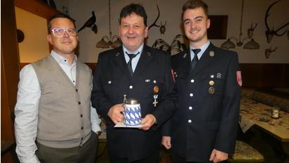 Bild: hdk
Bürgermeister Jörk Kaduk (links) verabschiedete Jürgen Renner (Mitte) nach 29 Jahren als Kommandanten der Feuerwehr Namsreuth und begrüßte Julian Eichenseer (rechts) als Nachfolger in diesem Amt.