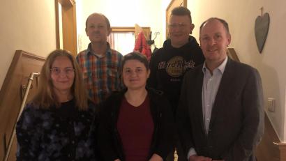 Bild: Manuel Lischka/exb
Die Altendorfer CSU schickt zur bevorstehenden Kommunalwahl fünf BewerberInnen ins Rennen: Tanja Schlehuber, Bianca Bindl, Markus Dirschwigl (vorne, von links) sowie Hans-Jürgen Dirschwigl und Johannes Aßmann (hinten, von links).