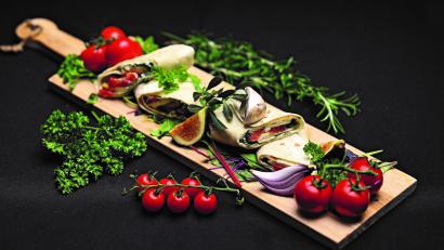 Bild: Renate Koller
Vegetarischer Wrap mit Tomate-Mozzarella ist eines von vielen herzhaften Häppchen im neuen Kochbuch der Schwandorfer Landfrauen.