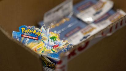 Bild: Hannes P. Albert/dpa
Der Handel mit Pokémon-Sammelkarten hat in den vergangenen Jahren wieder an Bedeutung gewonnen. Seltene Exemplare erzielen teils hohe Preise. (Symbolbild)