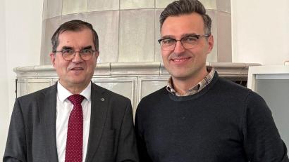 Bild: Landgericht Amberg/Hübner
Christian Frey, der den Vorsitz der Handelskammer Amberg übernimmt, mit dem Präsidenten des Landgerichts Amberg, Stefan Täschner (links).