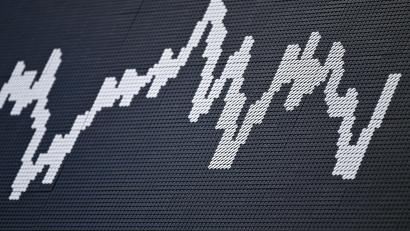 Symbolbild: Arne Dedert/dpa
Auf und ab: Was Anleger bei Aktien, Bitcoin und Co. fürs neue Jahr 2026 wissen sollten, erklären drei Oberpfälzer Finanzexperten.