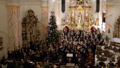 Bild: Anne Müller
Ein imposantes Bild in der Kohlberger Kirche: Beim "Bläsergruß" am Schluss des Konzert strecken die mehr als 100 Bläserinnen und Bläser alle Instrumente gen Himmel.