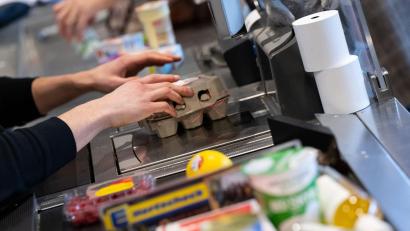 Bild: Sven Hoppe/dpa
Einkaufen nach 20 Uhr? In Bayern weiterhin Fehlanzeige. Andere Lockerungen sorgen aber für Streit. (Archivbild)