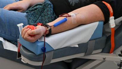 Bild: Jens Kalaene/dpa
Derzeit werden die Blutkonserven knapp. Grünen-Politiker Janosch Dahmen fordert daher flexiblere Modelle für das Spenden - etwa mit Hilfe von Telemedizin.