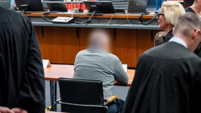 Bild: Daniel Vogl/dpa
Ein Mineralölhändler und weitere Angeklagte stehen in Hof vor Gericht.