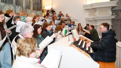 Bild: Jochen Neumann, Erbendorf
Beim Abendgottesdienst in der Pfarrkirche Mariä-Himmelfahrt übernahm Gerald Fink das Orgelspiel und Stefanie Rüger das Dirigat.
