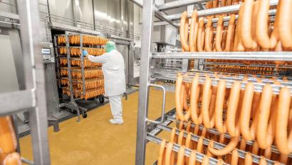 Archivbild: Wolf Essgenuss GmbH
In der Wolf-Zentrale in Schwandorf werden unter anderem Wiener hergestellt. Trotz Übernahme soll sich hier laut dem neuen Eigentümer für die Mitarbeiter nicht viel verändern.