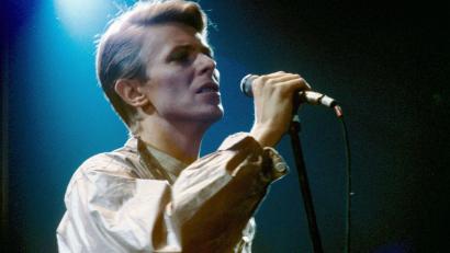 Bild: -/dpa/WDR/ARTE/dpa
In der Doku erinnern sich Bandkollegen an David Bowie, hier bei einem Auftritt in der Frankfurter Festhalle im Jahr 1978. (Archivbild)