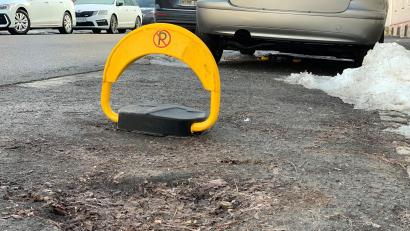 Bild: roa
So sieht eine der Parkplatzsperren in der Jahnstraße in Amberg aus.