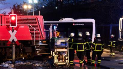 Bild: Marcus Golejewski/dpa
Es gab einen schweren Unfall mit einem Linienbus und einer Lokomotive in Hamburg.