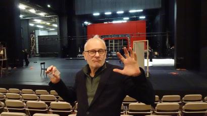 Bild: ui
Schauspieler, Regisseur, Bühnenbauer, Theatermann und Grimassenschneider Herbert Fritsch feiert am 20. Januar 2026 seinen 75. Geburtstag. Im Theater Basel inszeniert er derzeit Macbeth mit einem von ihm entworfenen knallroten Bühnenbild. Premiere ist zwei Tage nach dem Jubeltag.