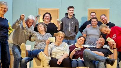 Bild: mab
Die Akteure der Miesbergbühne Schwarzenfeld sind mit den Proben zu ihrem neuen Stück "Funny money" auf der Zielgeraden und haben viel Spaß. Bereits am Freitag, 23. Januar, ist Premiere.