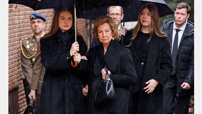 Bild: José Ruiz/EUROPA PRESS/dpa
Die spanische Königsfamilie hat bei einer Trauerfeier Abschied von Irene von Griechenland, der Schwester der spanischen Altkönigin Sofía, genommen.