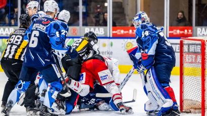 Bild: Tobias Neubert
Zahlreiche Scharmützel prägten das Oberpfalz-Derby in der DEL2 zwischen den Blue Devils Weiden (blaue Trikots) und den Eisbären Regensburg.