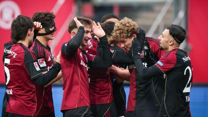 Bild: Daniel Karmann/dpa
Seine Mitspieler wollen Matchwinner Piet Scobel gar nicht mehr loslassen.