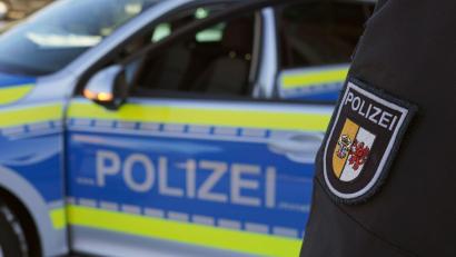 Symbolbild: Marcus Brandt/dpa
Nach einem Verkehrsunfall bei Ribnitz-Damgarten hat die Polizei in der Wohnung des Unfallfahrers eine Leiche gefunden.