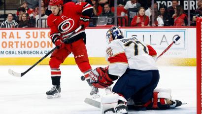 Bild: Karl B DeBlaker/AP/dpa
Die Carolina Hurricanes haben mit NHL-Champion Florida Panthers leichtes Spiel.