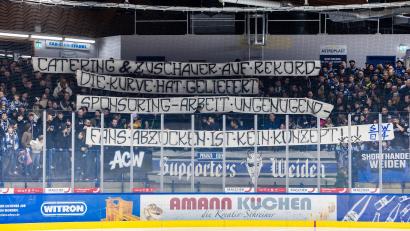 Bild: Tobias Neubert
Deutliche Worte: Die Fans der Blue Devils Weiden zeigen ihren Unmut über die Erhöhung der Ticketpreise.