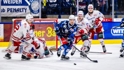 Bild: Tobias Neubert
Tom Schwarz (Mitte) fehlt den Blue Devils Weiden am Sonntag beim Gastspiel bei den Bietigheim Steelers.