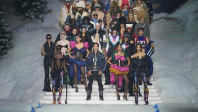 Bild: Antonio Calanni/AP/dpa
Der kanadische Schauspieler Hudson Williams (Mitte) gab bei der Modewoche in Mailand sein Debüt auf dem Laufsteg.