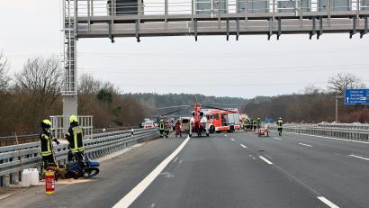Bild: Ralf Hettler/dpa
Bei einem Unfall auf der A3 wird ein Motorradfahrer lebensgefährlich verletzt.  Wenig später stirbt der 20-Jährige.