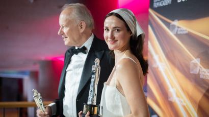 Bild: Christoph Soeder/dpa
Die Schauspieler Renate Reinsve und Stellan Skarsgård gewannen die Schauspielpreise.