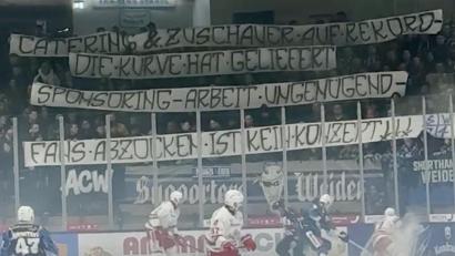 Bild: ama
Deutliche Worte: Die Fans der Blue Devil Weiden zeigen ihren Unmut über die Erhöhung der Ticketpreise.