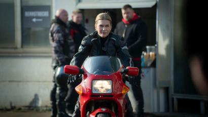 Bild: Georges Pauly/ZDF/dpa
LKA-Kommissarin Helen Dorn (Anna Loos) gibt sich als Ex-Stuntfahrerin aus Übersee aus - und imponiert damit einem früheren Motorradrennfahrer.