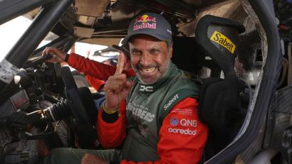 Bild: Thibault Camus/AP/dpa
Finger hoch: Nasser Al-Attiyah jubelt in Saudi-Arabien.