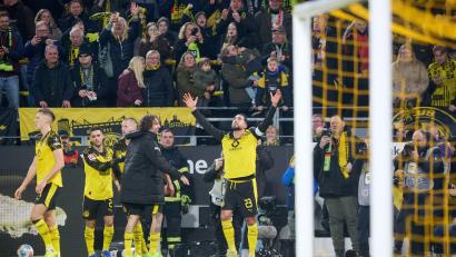 Bild: Bernd Thissen/dpa
BVB-Kapitän Emre scheint sich bei höheren Mächten für die effiziente BVB-Ausbeute zu bedanken