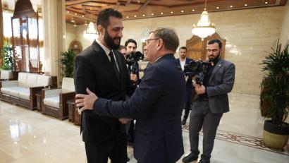 Bild: Marcus Brandt/dpa
Im Oktober traf Außenminister Johann Wadephul (CDU) den syrischen Übergangspräsidenten, Ahmed al-Scharaa, in Damaskus. (Archivfoto)