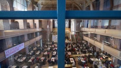 Bild: Pia Bayer/dpa
In Nürnberg gibt es wieder die Vesperkirche, die in den kältesten Monaten des Jahres einen wärmenden Ort bieten will.