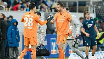 Bild: Uwe Anspach/dpa
Mark Flekken (r) musste im Spiel bei der TSG Hoffenheim ausgewechselt werden.