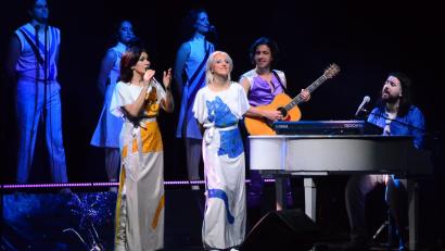 Bild: Kunz
"ABBA - The Concert" in der Max-Reger-Halle: Die italienischen Musiker von ABBAMUSIC lieferten in Weiden gemeinsam mit etlichen Background-Sängern eine Hommage an die schwedische Popgruppe ABBA.
