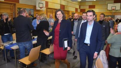 Bild: fz
Einzug unter großem Applaus der Präsidentin des Bayerischen Landtags Ilse Aigner in die Mehrzweckhalle Pirk beim Wahlkampfauftakt der Landkreis-CSU.Rechts Landtagsabgeordneter Stephan Oetzinger.