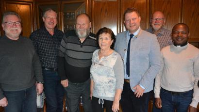 Bild: jr
Im Bild (von links) Gerhard Greim, Reinhard Wurm, Jubilar Karlheinz Zandt mit Ehefrau Irena, Bürgermeister Stefan Grillmeier, Reiner Gärtner und Pfarrvikar Luke Eze.