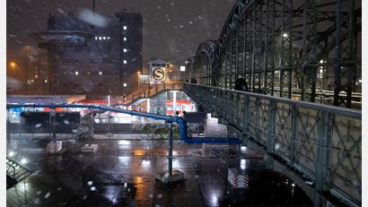 Bild: Sven Hoppe/dpa
Am S-Bahnhof Hackerbrücke kam es zu einer heftigen Schlägerei auch im Gleisbett. (Archivfoto)